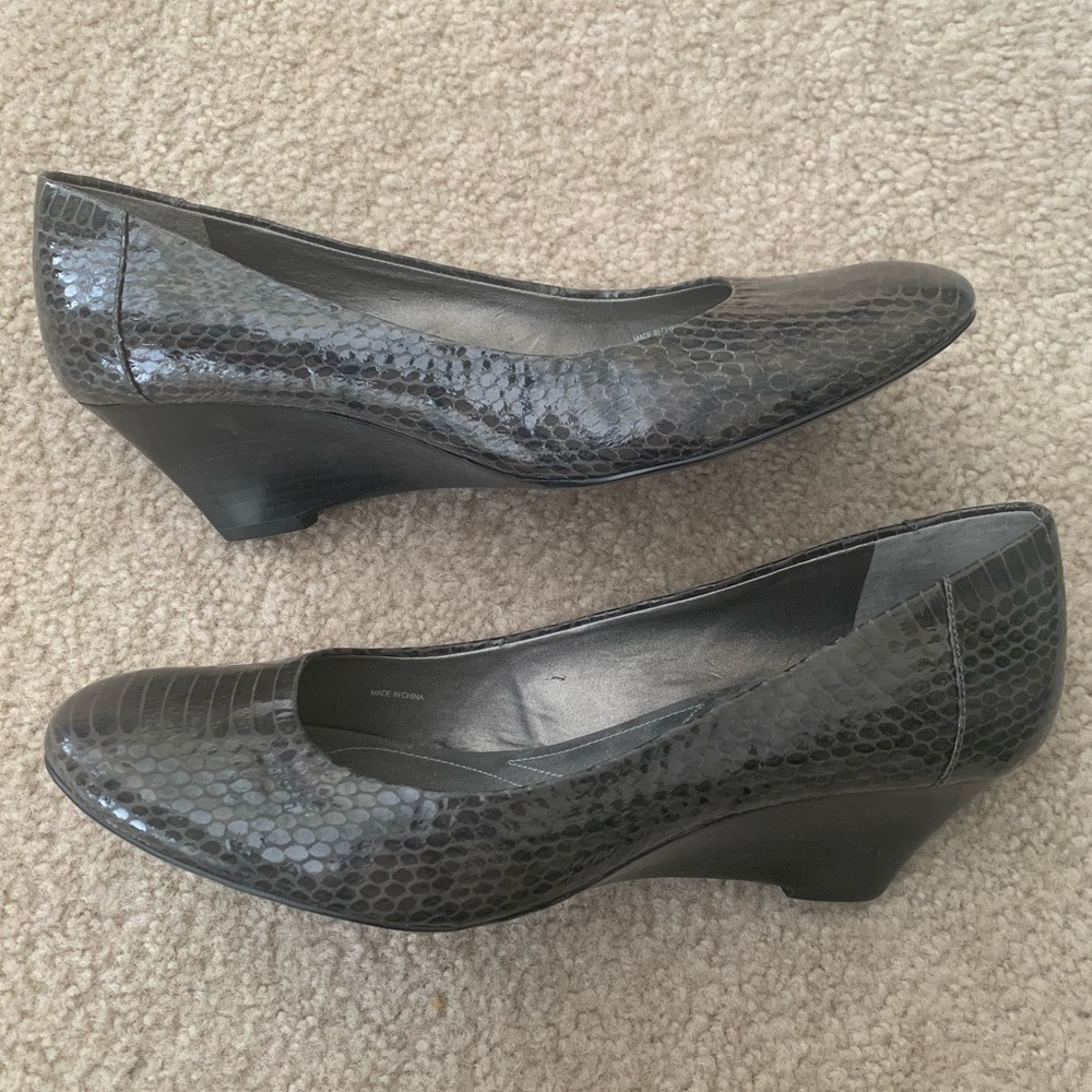 Tahari Gray Snake Wedges, Faux Snakeskin, NWT, Size 10